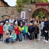 Gekommen waren am "Tag des weißen Stocks" auf den Kirchplatz auch drei der vier dritten Klassen der Veitshöchheimer Grundschule, die verschiedene Hilfsmittel ausprobieren konnten, im Bild mit den BFW-Leuten die Klasse 3b mit Konrektorin Julia Heres (links).