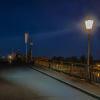 Auf der Alten Mainbrücke in Kitzingen leuchten derzeit nur zwei von zwölf Lampen.