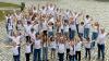 Die Chöre Rainbow Kids und Young Harmony mit Chorleiter Uwe Ungerer (Mitte, rechts außen) bei der Chorfreizeit im Juli auf Burg Hoheneck.