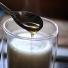 Wohltuend für die Seele, aber auch für den Hals? Heiße Milch mit Honig gilt als bewährtes Hausmittel.