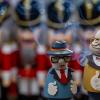 Die Seiffener Volkskunst hofft mit Räucherfiguren von Erich Honecker und Helmut Kohl auf gute Geschäfte.
