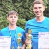 Jannic Jounas Kunzmann und Daniel Zehner präsentieren stolz ihre gewonnenen Pokale und Urkunden.