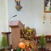 Erntedankgaben im Altarraum der Kirche.