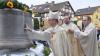Mit heiligen Chrisam salbte Bischof Franz Jung die Glocken. Mit im Bild Pfarrer Andreas Heck (Mitte) und Pfarrer Kai Söder
