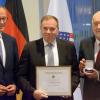 Übergabe von Medaille und Urkunde an Ben Hodges (Mitte) durch Laudator Friedrich Merz und VDAC Präsident Klaus-Jochen Gühlcke Übergabe von Medaille und Urkunde an Ben Hodges (Mitte) durch Laudator Friedrich Merz und VDAC Präsident Klaus-Jochen Gühlcke