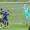 Unter Dauerfeuer stand das Tor der SG Oberleichtersbach/Modlos gegen den TSV Wollbach. In dieser Szene versucht es der Wollbacher Kapitän Christoph Kriener per Kopf, doch Gästekeeper Niklas Geppert ist auf dem Posten. Am Ende gewinnen die Wollbacher hochverdient mit 4:0.