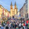 Den Mantelsonntag in Würzburg nutzten im vergangenen Jahr viele Menschen, um in der Stadt Einkaufen zu gehen.