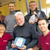 Wieder fit: Hans Schlund (Mitte) mit seinen Rettern Marion Holzer, Andreas Götz, Michael Hennrich und Marcel Breun (von links) mit dem Defibrillator aus dem Fitnesscenter. Das Gerät gibt Stromstöße ab, um bei Kammerflimmern den regelmäßigen Herzrhythmus wieder herzustellen.