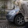 In Friedberg flüchtete ein Unbekannter, nachdem er ein parkendes Auto angefahren hatte.