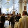 Mitglieder der Irland-Pilgergruppe brachten am Freitag die Reliquien der Frankenapostel in einer Prozession in den Würzburger Dom. Dort wurden sie in den Altar eingesetzt.
