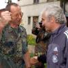 DFB-Teamchef Rudi Völler (r) wird beim Besuch bei den deutschen Soldaten der SFOR-Truppe im Feldlager Raijlovac in Sarajevo von Oberst Gerhard Stelz begrüßt.