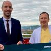 Symbolische Spendenübergabe: Dr. med. Martti Köhler (Oberarzt Missio Kinderklinik) und Jonas Hemrich (Vorstand Familie Rüttinger-Stiftung).