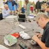 Zehn Reparateure sind in der Futurelabs-Werkstatt tätig, darunter gelernte Elektrotechniker und Fahrradexperten. Sieben sind Rentner, drei berufstätig.