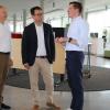 Die VS Vereinigte Spezialmöbelfabriken setzen auf Innovation und Nachhaltigkeit: Davon konnten sich MdB Sebastian Schäfer und Kreisrat Rainer Moritz bei ihrem Informationsaustausch mit Geschäftsführer Philipp Müller und Marketingchef Axel Haberer überzeugen.