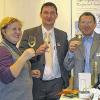 Ein Prost auf den Tourismus (von links): Gisela Keller, stellvertretende Landrätin des Landkreises Neustadt/Aisch-Bad Windsheim, Rüdiger Eisen vom Tourismusverband Steigerwald und Herbert Düll, Geschäftsführer im Weingut Düll, Ipsheim.