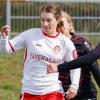Julia Asam (links) hat mit den Würzburger Kickers das Bayernliga-Auswärtsspiel beim SV Weinberg II gewonnen. Das Bild entstand in der vergangenen Saison in der Regionalliga-Partie gegen Neuenstein.