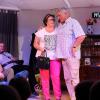 Showdown im Wohnzimmer: Bei Familie König geht es nach dem Lottogewinn von Opa Klaus turbulent zu. Von links: Ilona Zink, Philipp Speth, Birgit Reinhart, Astrid Nix, Winfried Bergmann, Bettina Störm und Julian Speth.