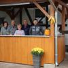 Auf ihren neuen Verkaufs- und Ausschankstand sind die Mitglieder des Obst- und Gartenbauvereins in Aura besonders stolz. Dieser hatte jetzt seine Premiere.