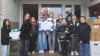 Auf dem Foto: Die Spendenübergabe durch die Schülerinnen der Wilhelm-Sattler-Realschule an das Tierheim Schwebheim.