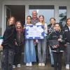Auf dem Foto: Die Spendenübergabe durch die Schülerinnen der Wilhelm-Sattler-Realschule an das Tierheim Schwebheim.