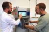 Die Materialentwicklung auf einem Mini-Doppelschneckenextruder veranschaulichen Prof. Johannes Krückel (links) und Stefan Schuck.
