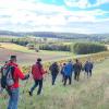 Die Teilnehmer am Bastheimer Grenzgang auf dem Weg zum Aschelbach. Die Teilnehmer am Bastheimer Grenzgang auf dem Weg zum Aschelbach.