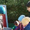 Kinder des Kinderhauses Rügheim mit Berufspraktikantin.