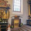 Die barocke Vituskirche im Veitshöchheimer Altort beherbergt seit Sonntag ein neues Kleinod. In einer Nische zwischen dem Bilhildisaltar rechts und dem Muttergottesaltar glänzt nun die von Dr. Jürgen Lenssen kunstvoll gestaltete Opferlichterstätte. Die barocke Vituskirche im Veitshöchheimer Altort beherbergt seit Sonntag ein neues Kleinod. In einer Nische zwischen dem Bilhildisaltar rechts und dem Muttergottesaltar glänzt nun die von Dr. Jürgen Lenssen kunstvoll gestaltete Opferlichterstätte.