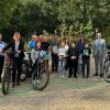 Die Gewinner des Stadtradelns 2024 wurden von der Radverkehrsbeauftragten des Landkreises Schweinfurt, Ursula Schmidt (Zweite von links), und Landrat Florian Töpper (Zweiter von rechts, neben Bürgermeister Volker Karb) an der Heide-Schule in Schwebheim ausgezeichnet.