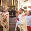 Der von dem ehemaligen Kunstreferenten der Diözese Würzburg Domkapitular em. Dr. Jürgen Lenssen  gestaltete neue Kerzenopferständer wurde am Sonntagmorgen bei einem Festgottesdienst von ihm gesegnet und von Pfarrer Christian Nowak (rechts) seiner Bestimmung übergeben.