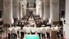 Etliche Menschen besuchen am Mittwoch die "Nacht der offenen Kirchen" in Würzburg. In Neumünsterkirche sang der Frauenchor TonArt aus Stetten. 