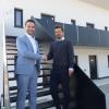Sebastian Waltl (rechts), Prokurist der WMM in Illertissen, freut sich mit Gochsheims Bürgermeister Manuel Kneuer, dass der Bau des zweiten Modulhotels so gut geklappt hat. Sebastian Waltl (rechts), Prokurist der WMM in Illertissen, freut sich mit Gochsheims Bürgermeister Manuel Kneuer, dass der Bau des zweiten Modulhotels so gut geklappt hat.