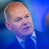 Bundeskanzler Olaf Scholz /(SPD) stellt sich in Schwerin den Fragen von Bürgern.