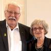 Karl Heinz Möhrmann, Vorstandsmitglied des ApK Bayern, gratuliert Emmi Wangerin, Verantwortliche der Regionalgruppe Würzburg.