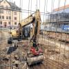 (how) Es tut sich was an einer der auffälligsten Baulücken der Stadt. Weit über zehn Jahre lag das ehemalige Lindner-Grundstück in der Veitshöchheimer Straße brach. Dieser Tage sind die Bagger angerollt, um auf dem rund 2200 Quadratmeter großen Areal neben „Zauberberg“ und gegenüber „Cinemaxx“ (rechts im Bild) den Neubau eines 95-Zimmer-Hotels der französischen B & B-Hotelkette in Angriff zu nehmen. „Im Sommer wollen wir eröffnen, wir freuen uns schon auf Würzburg“, erklärte B & B-Entwicklungsdirektor Ian Biglands auf Anfrage dieser Zeitung. Knapp fünf Millionen Euro will B & B in Würzburg investieren. Darin ist der Kaufpreis an die Stadt enthalten, die schon viele Pläne mit dem Areal hatte, die aber alle mangels Investoren scheiterten, bis B & B Interesse zeigte. Tourismus-Direktor Peter Oettinger begrüßt das neue Hotel, auch deshalb, weil in den vergangenen Jahren die Zahl der Gästebetten von 4500 auf 4100 zurückgegangen ist. Fünf Geschosse soll der Neubau haben. Rund 55 Parkplätze werden im hinteren Bereich angelegt, rund zehn weitere Stellplätze fürs Hotel sollen auf dem Parkdeck an der Brücke der Deutschen Einheit angemietet werden.