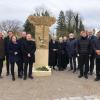 Gäste aus Kirche, Politik und dem Dominikus-Ringeisen-Werk feierten die Eröffnung des Mahnmals im Nordhof des Klosters Holzen mit. Neben den Schwestern aus Ursberg steht der Künstler Joseph Michael Neustifter, im schwarzen Anorak daneben der Geistliche Direktor des Dominikus-Ringeisen-Werkes Martin Riß und Pfarrer Norman D´Souza, der Leiter der Pfarreiengemeinschaft Nordendorf-Westendorf.