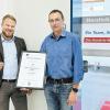 Christian Seynstahl (links), Bereichsleiter der IHK Würzburg/Schweinfurt, gartuliert Ríchard Rückel zum 25-jährigen Bestehen der Firma "Hand-in-Hand-Werker".