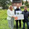 (v.l.): Sandra Wirths, Leiterin Filiale RottendorfTobias Breitenbach, Projektstarter des Crowdfunding-Projekts Malteser Hilfsdienst e.V. RottendorfWolfgang Anderl, Malteser Hilfsdienst e.V. Rottendorf.