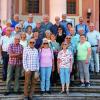 Die KAB-Reisegruppe auf den Stufen des Stifts Göttweig mit Reiseleiterin Rita Metzger (in der zweiten Reihe rechts).