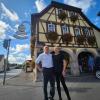Roland und Patricia Wüscher vor ihrem beliebten Gasthaus "Zum goldenen Kreuz" in Untererthal. Sie suchen einen Käufer für das Schmuckstück.