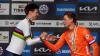 Titelverteidiger Mathieu van der Poel (r) gratuliert dem neuen Weltmeister Tadej Pogacar.