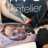 Tätowierer Mati vom Studio "Arttractive Tattoo Atelier" aus dem baden-württembergischen Abstatt sticht seinem Kunden eine Grafik des Film-Serienmöders Michael Myers unter die Haut.