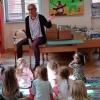Hildegund Fischer-Giebfried stimmt Kinder auf die Geschichte ein.