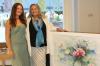 Susan Metz (rechts) mit Tochter Isabel und dem Bild "Seerosen", einem Lieblingsbild der Künstlerin.
