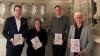 Präsentieren den neuen Kunstführer „Antonio Bossi in Oberzell“ (von links): Felix Weiland (Geschäftsführer Verlag Schnell&Steiner), Generalvikarin Sr. Rut Gerlach, Manuel Mayer und Generaloberin Sr. Katharina Ganz. Im Hintergrund ist die „Klugheit“ zu sehen – eine der vier Kardinaltugenden von Antonio Bossi im Treppenhaus des barocken Konventbaus.