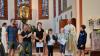 Im Bild: die Wallfahrtsneulinge Andreas Mauder, Christina Federlein, Johanna Glöckner, Luisa Halbig, Emma Glöckner und Emil Mende. Pfarrvikar Thomas Wollbeck hat mit Barbara Stockmann eine Urkunde überreicht.