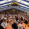 Großartige Stimmmung beim Weisbacher Oktoberfest. Nach dem Festzug wurden auf dem Sportplatz noch getanzt.