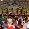 Großartige Stimmmung beim Weisbacher Oktoberfest. Nach dem Festzug wurden auf dem Sportplatz noch getanzt.