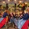 Großartige Stimmmung beim Weisbacher Oktoberfest. Nach dem Festzug wurden auf dem Sportplatz noch getanzt.