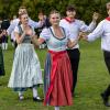 Großartige Stimmmung beim Weisbacher Oktoberfest. Nach dem Festzug wurden auf dem Sportplatz noch getanzt.
